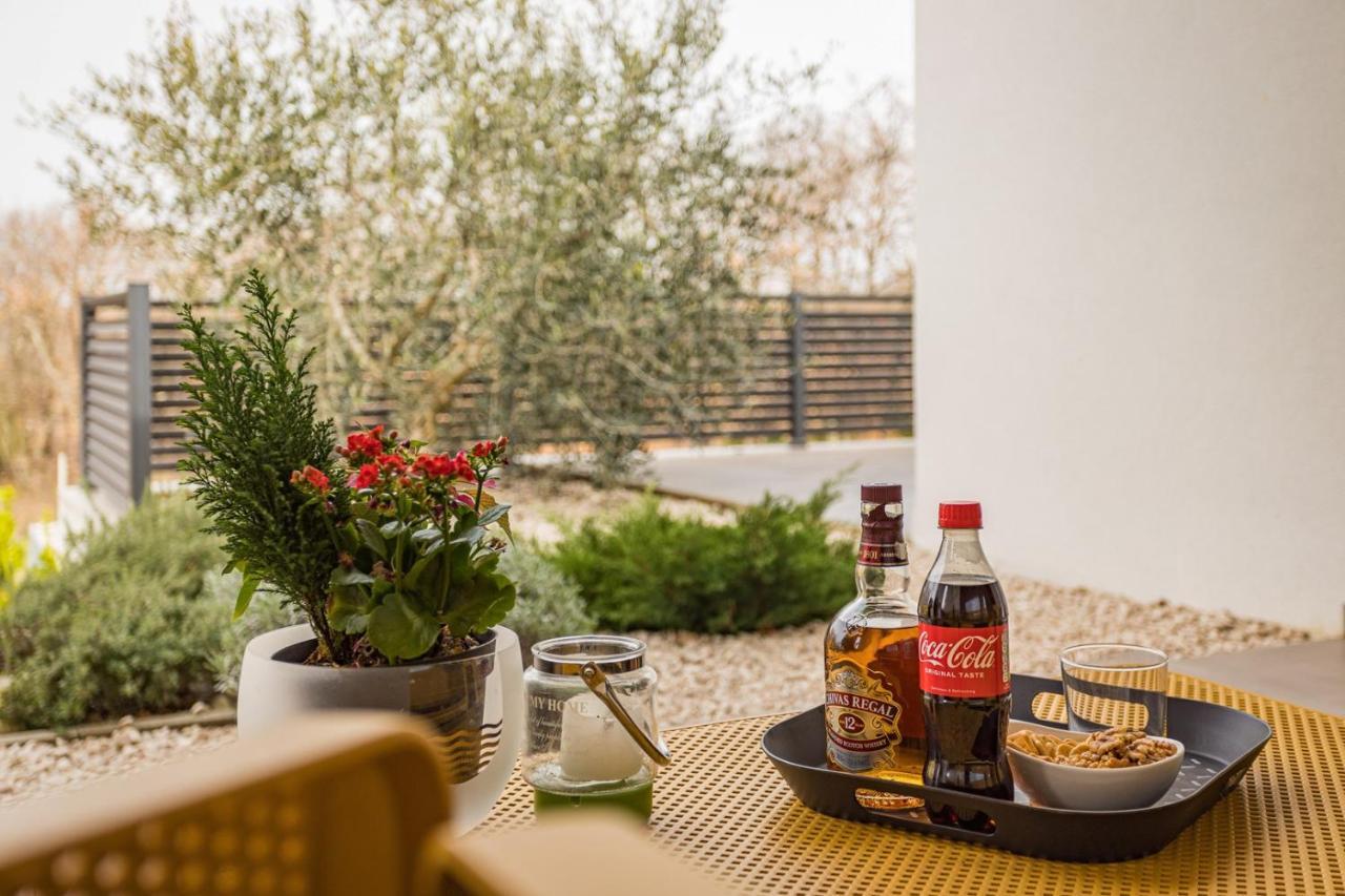 Apartments Bijou With Big Private Garden Near Umag Vilanija Exterior foto
