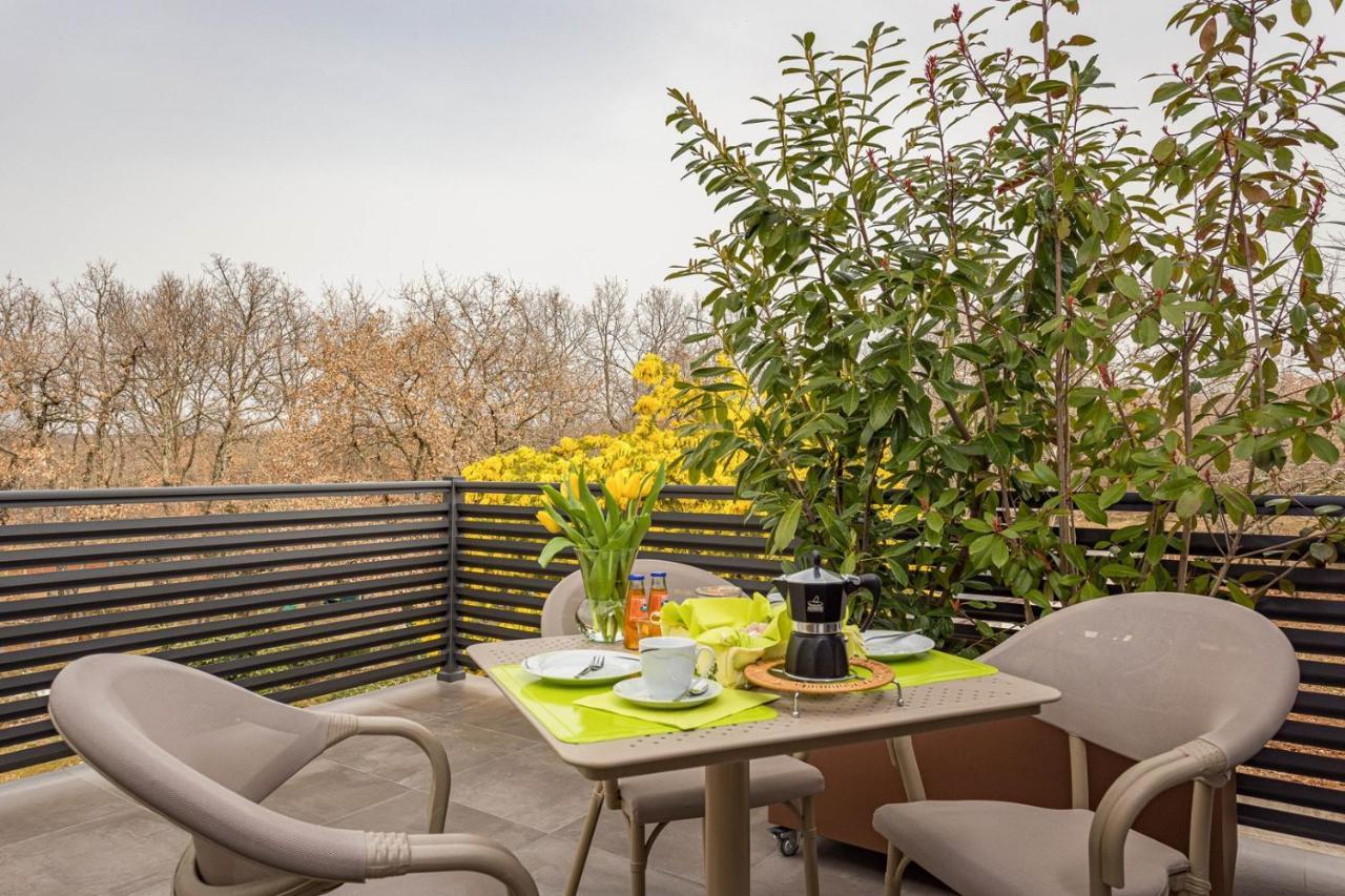 Apartments Bijou With Big Private Garden Near Umag Vilanija Exterior foto